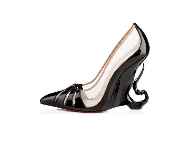 法國設計師 Christian Louboutin 日前宣布與裘莉合作設計的黑魔女鞋款「Malangeli」將正式上架販賣。圖／擷取自independent.co.uk