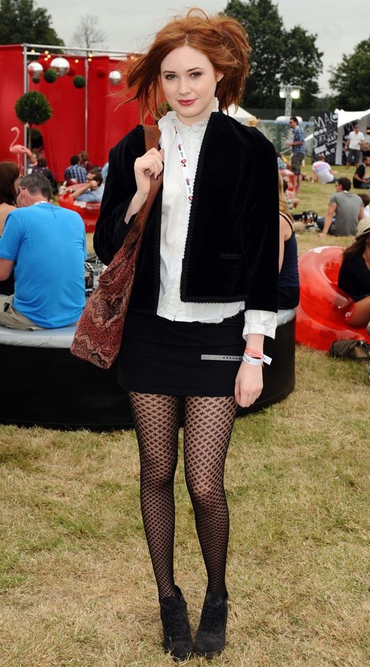 喜歡圖騰與結構元素的凱倫吉蘭，用造型透膚絲襪為這身黑白打扮注入俏皮性感氣息，民族風包款讓她看起來更柔和又率性。圖／look.co.uk