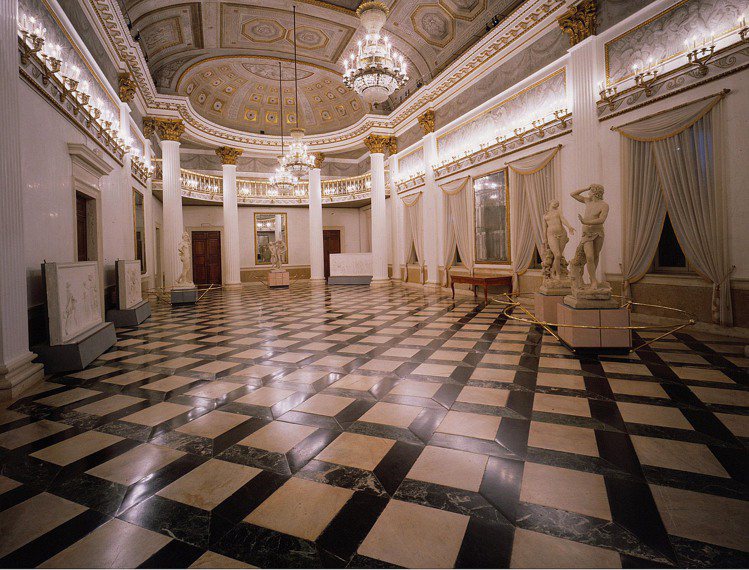 由萬寶龍資助重新整修專門展出卡諾瓦雕塑作品的威尼斯科雷爾博物館Ballo展示廳。...