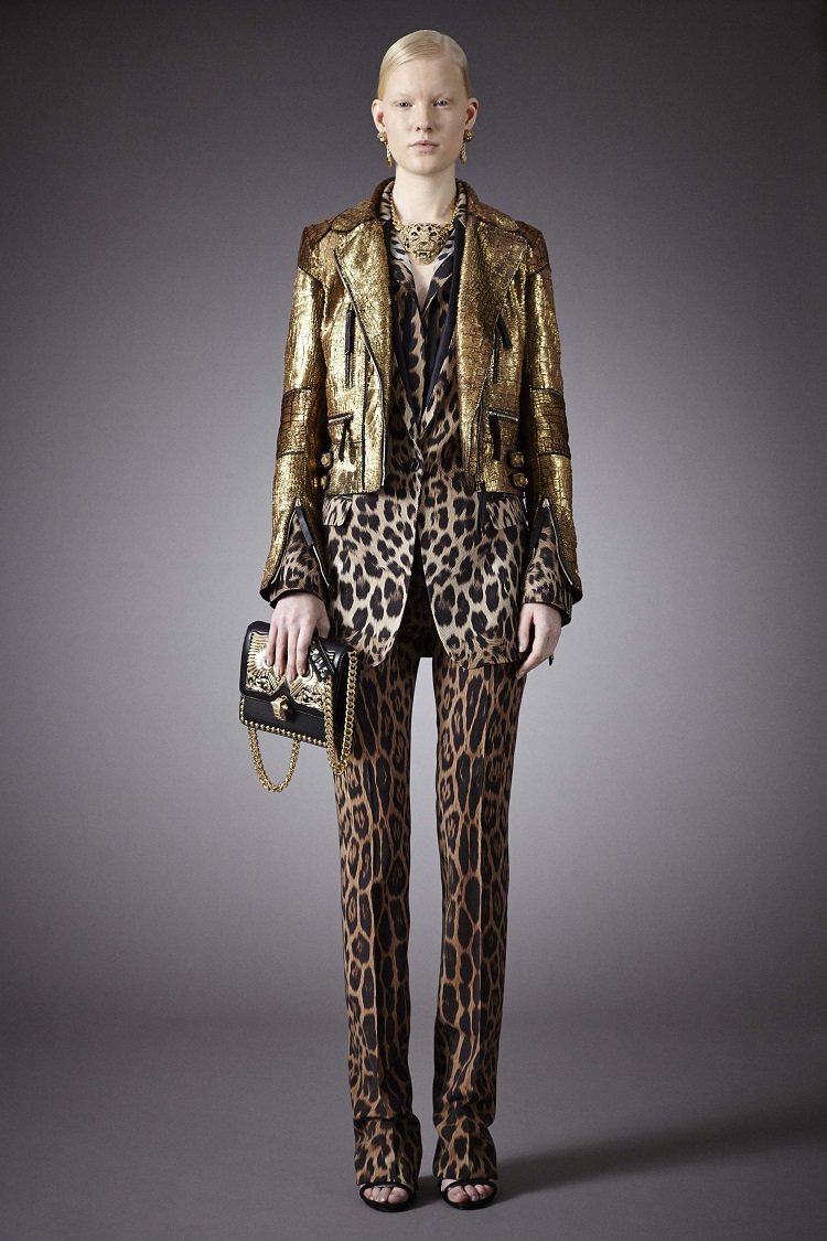 Roberto Cavalli以豹紋搭金字外套，更添奢華。圖／Roberto C...