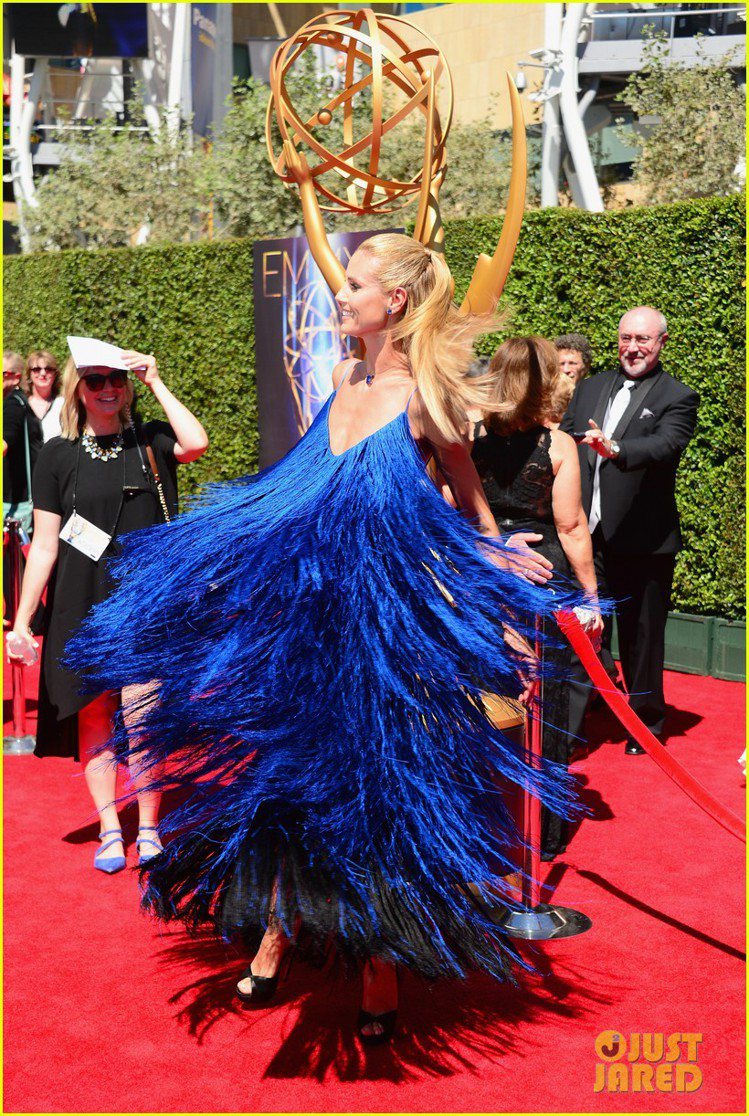 海蒂克隆突然興奮起來、頻甩禮服，四處溢出的藍色流蘇讓她一秒變「自動洗車機刷子」。 圖／擷取自justjared.com