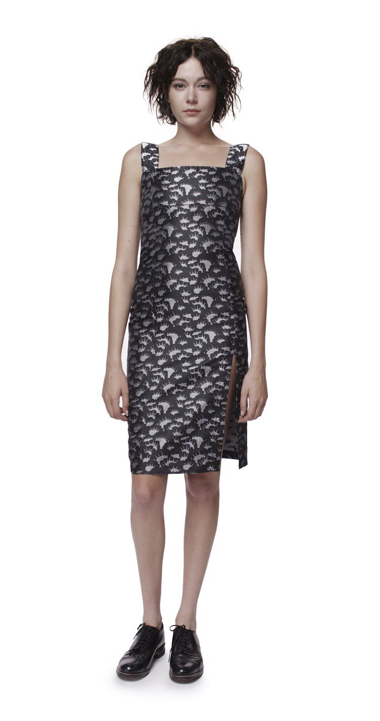 Title A 產品中名為 Jennifer dress 的洋裝是 Agyness Deyn 自己非常推薦的，靈感來自她的媽媽。圖／擷取自Title A官網
