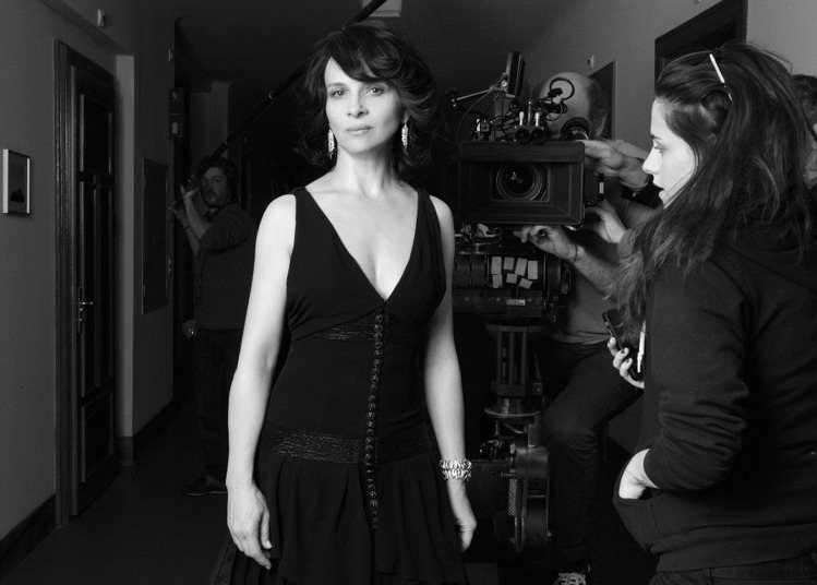 茱麗葉畢諾許在《錫爾斯瑪利亞》一片飾演資深女星，多次穿CHANEL黑色高級訂製服...