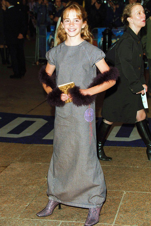 2001 年的艾瑪華森在選擇禮服上，未脫小女孩的青澀與可愛。圖／擷取自glamourmagazine.co.uk