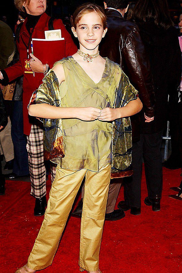 2001 年的艾瑪華森在選擇禮服上，未脫小女孩的青澀與可愛。圖／擷取自glamourmagazine.co.uk