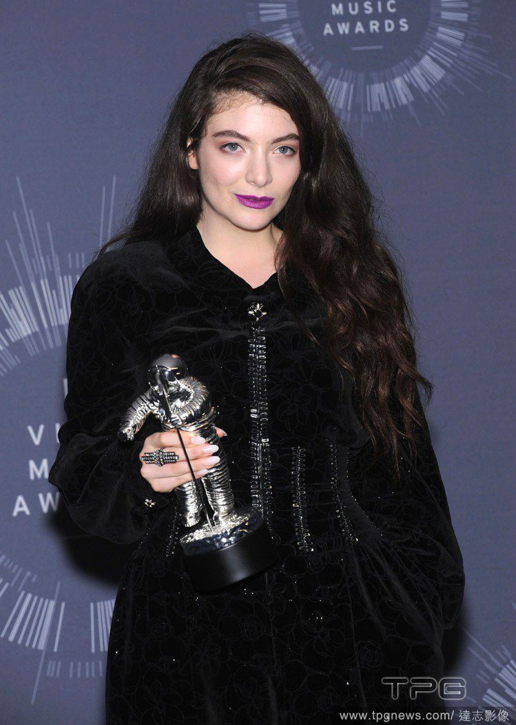 來自紐西蘭的歌手 Lorde，是位熱愛暗黑系造型的女孩。也因為擁有一頭烏黑大捲髮...