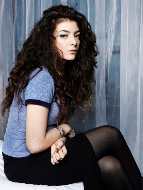 Lorde 2014年的重點工作，是為年底即將上映的《飢餓遊戲：自由幻夢1》擔任...