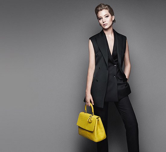 已經為 Dior 拍攝好幾季廣告的珍妮佛勞倫斯，這次在主題為「Powerful Woman」的廣告中主要展示品牌秋冬新包「Be Dior」。圖／擷取自Dior官網