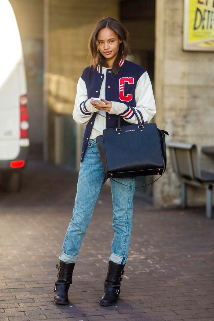 Malaika Firth 以棒球外套搭配丹寧褲與短靴，展現可愛率性的休閒風格。圖／擷自models.com