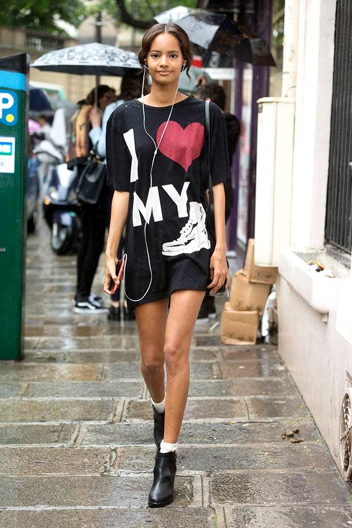 Malaika Firth身穿簡單的印花 T 恤搭配黑色短靴，展現街頭風情。圖／擷自models.com