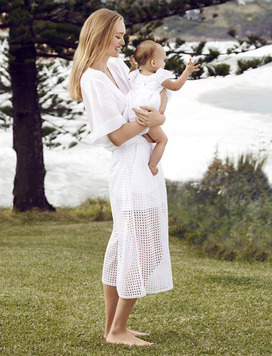 精靈超模 Gemma Ward 帶著寶貝女兒拍廣告，大搶奶粉錢。圖／擷自telegraph