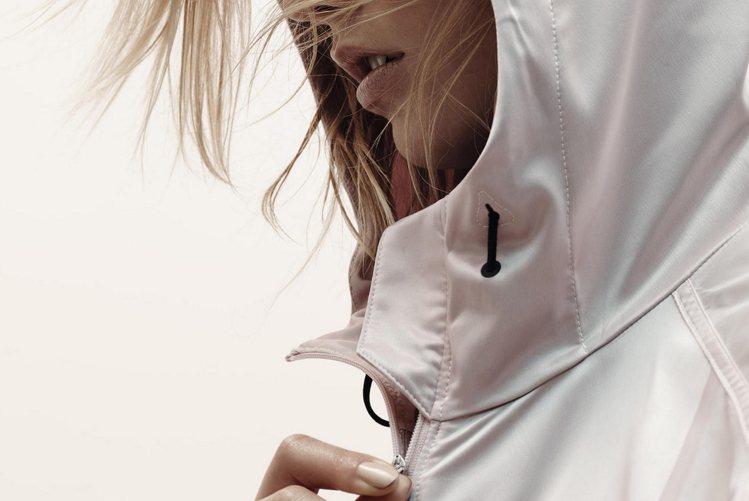 NIKE X PEDRO LOURENÇO 時尚運動衣系列，請來愛健身的超模 Karlie Kloss 代言。圖／擷自nike.com