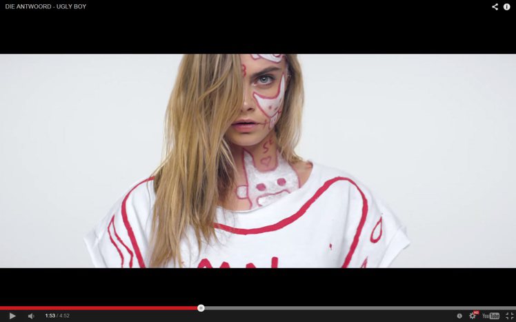 超模卡拉迪樂芬妮在另類嘻哈樂團 Die Antwoord  新歌 MV 中搞怪客串。圖／擷自youtube