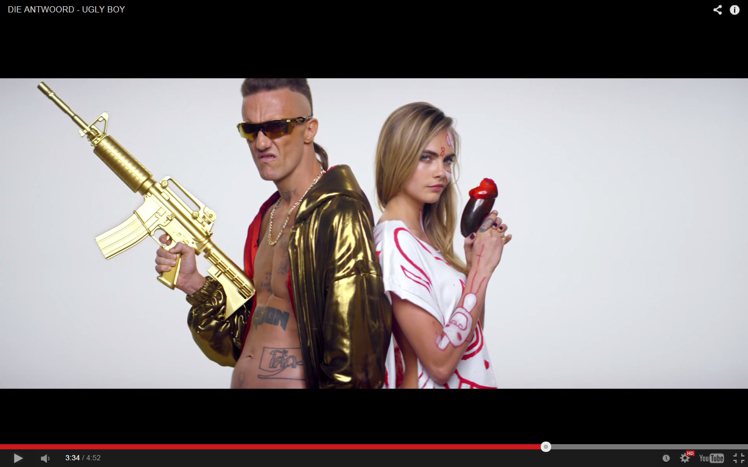 超模卡拉迪樂芬妮在另類嘻哈樂團 Die Antwoord 新歌 MV 中發揮搞...