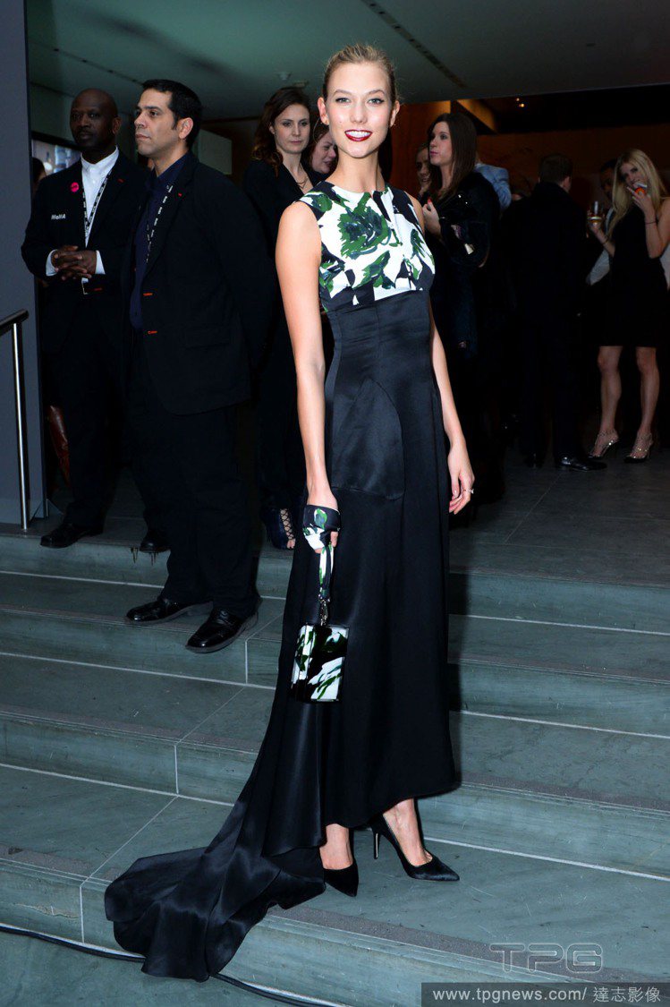 超模 Karlie Kloss 也和小阿珍穿同系列的禮服，豔麗性感。圖／達志影像