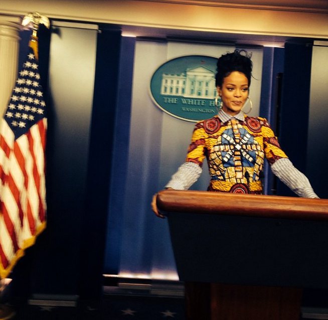 蕾哈娜還特地跑到白宮扮發言人，搞笑的模樣相當有趣。圖／擷自instagram