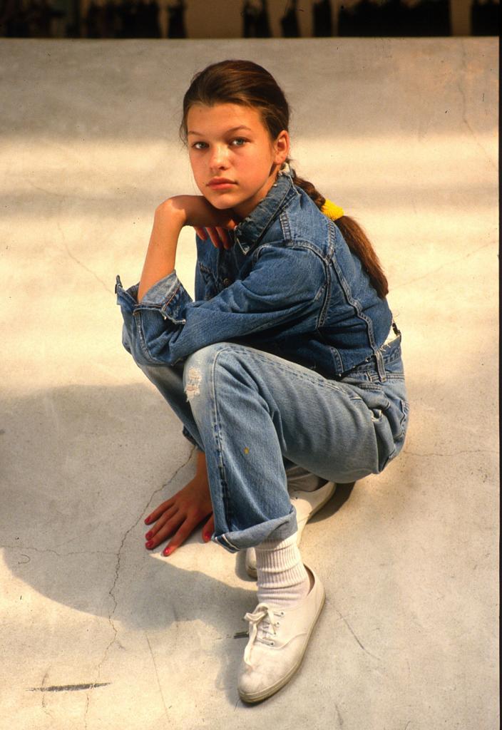 13歲就開始演出電視劇的蜜拉喬娃薇琪，小時候的眼神比較沒有現在那麼銳利，但眉宇之間還是透著一絲異國風情，是讓人印象非常深刻的長相。只是那pose....。擷取自iledebeaute.ru