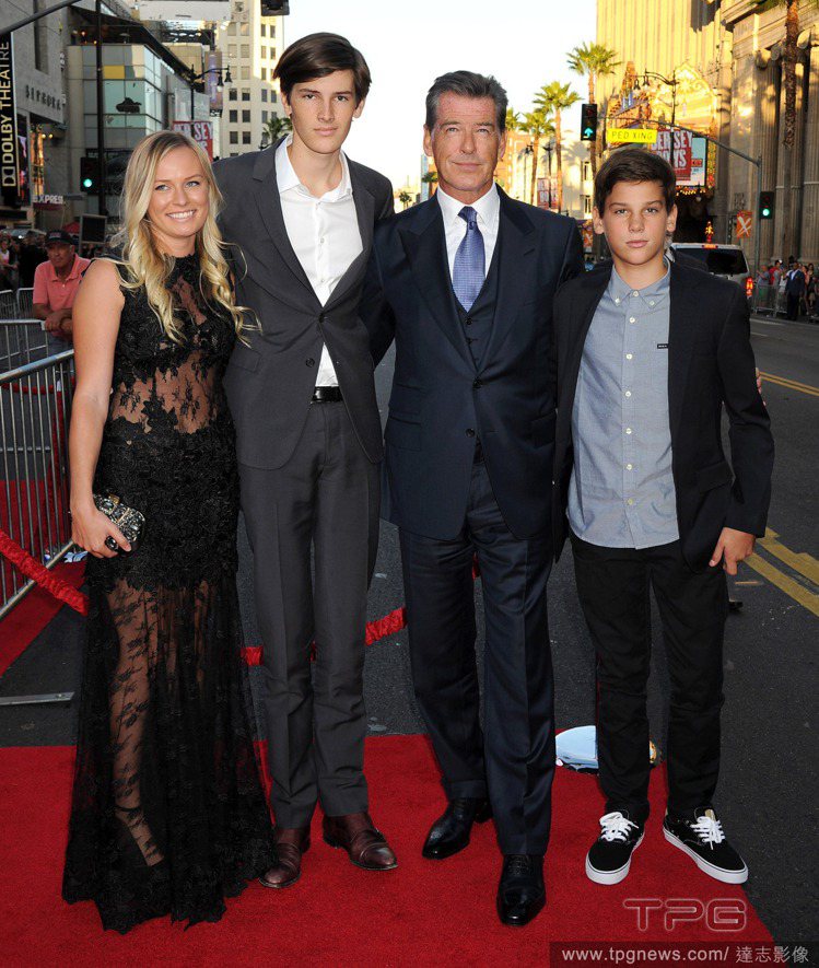 皮爾斯布洛斯南（右二）帶兒子Dylan Brosnan （左二）與 Paris Brosnan （右一）出席電影《特務交鋒 The November Man》首映會。圖／達志影像