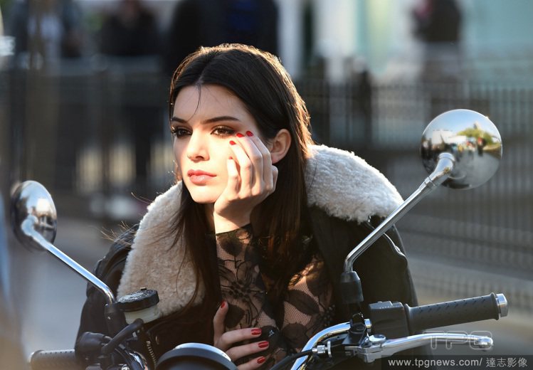 超模女星坎達爾珍娜（Kendall Jenner）表示為了成為模特兒付出非常多的...