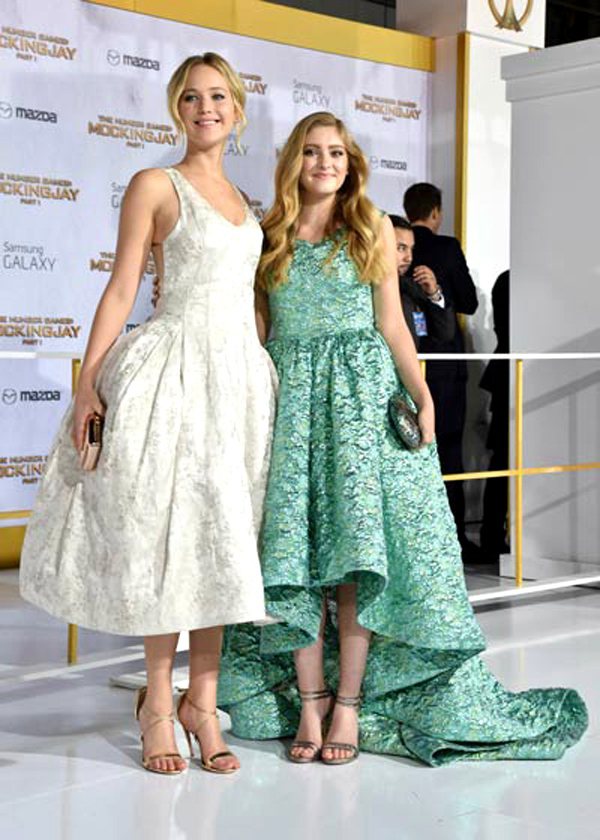 在電影中飾演姐妹的珍妮佛、薇洛以一身 Christian Siriano 的草綠色曳地禮服亮相，一起以蓬裙造型的姊妹裝登場。圖／擷自instyle