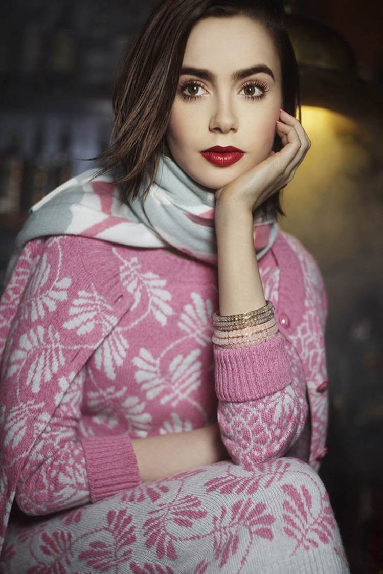 好萊塢粗眉甜心莉莉柯林斯是香奈兒旗下針織品牌 Barrie 首個成衣系列的代言人。圖為2014秋冬系列廣告。圖／擷自twitter
