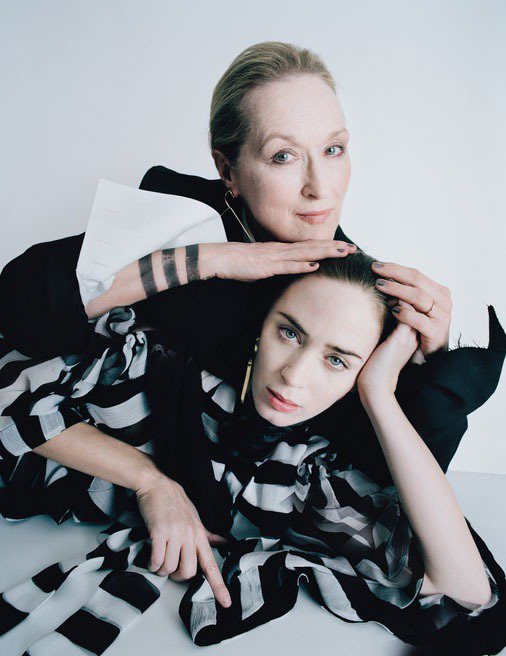 梅莉史翠普和艾蜜莉布朗穿著Vetements、Thomas Pink、Loewe、Givenchy、 M&S...圖／擷自wmagazine