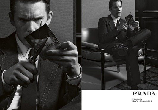 伊森霍克在Prada 2015春夏廣告中認真地剪著一張黑白照片。。圖／擷自telegraph