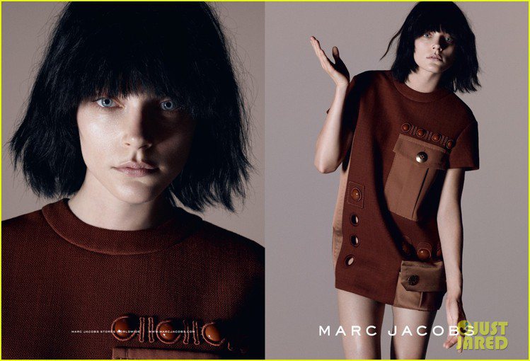 Marc Jacobs  2015 春夏廣告請來超模 Karlie Kloss 和坎達爾珍娜（Kendall Jenner）等人素顏上陣。圖／擷自justjared.com