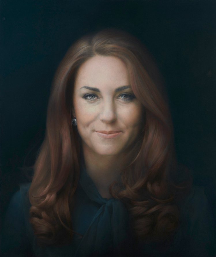 2013 年，懷孕的凱特在國家肖像畫廊擁有了她的第一張正式畫像。當時畫作一揭幕，...