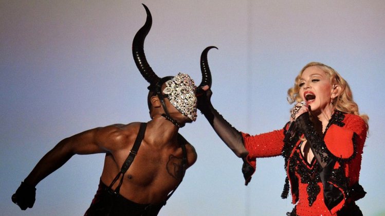 瑪丹娜化身華麗鬥牛士，在57屆葛萊美獎舞台上帶來精彩演出。圖／擷自mashable