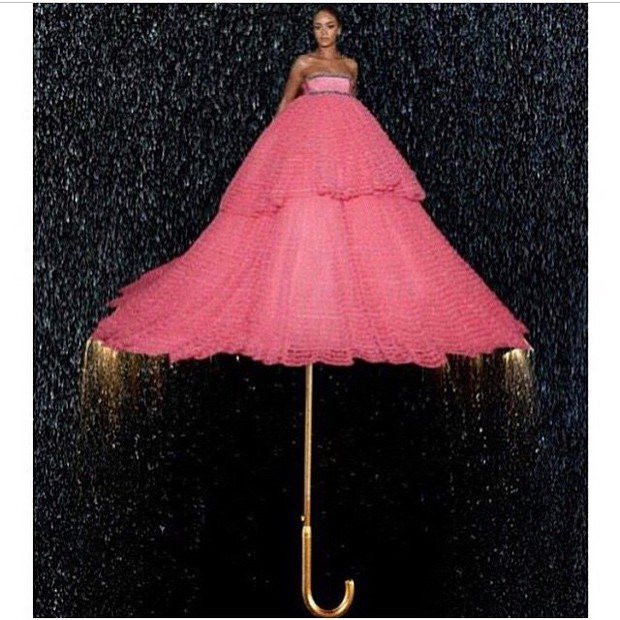 蕾哈娜的超蓬裙也讓人聯想到雨傘，網友還很用心地合成了一張粉紅蕾蕾牌雨傘，正好巧妙呼應當初讓她走紅的歌曲 Umbrella，有沒有那麼巧啊。圖／擷自globo
