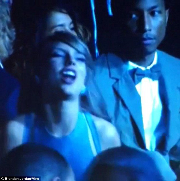 泰勒絲日前在葛萊美獎上自嗨，身旁的Pharrell Williams冷眼對待。圖／摘自Brenda Jordan「vine」