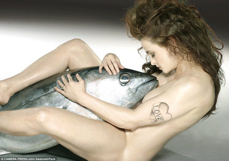 海倫娜波漢卡特為支持藍色海洋基金會（Blue Marine Foundation），全裸抱「鮪魚」入鏡。圖／擷自每日郵報