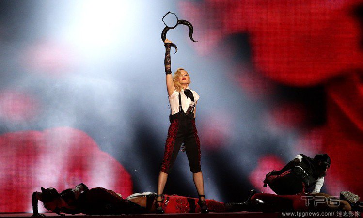 即將在三月發行新專輯《叛逆之心Rebel Heart》的流行女皇瑪丹娜，近來馬不停蹄為專輯造勢。繼日前在葛萊美頒獎典禮中重現主打新歌 Living For Love 的鬥牛舞之後，昨日她再度於全英音樂獎中帶來同支表演。圖／達志影像