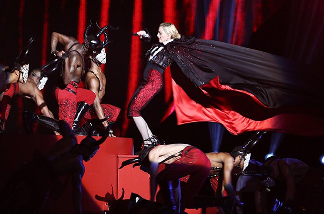 披風綁太緊 瑪丹娜摔落舞台