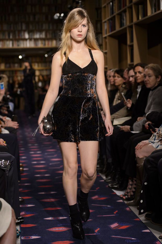 凱特摩絲的 17 歲妹妹 Lottie Moss 日前在巴黎時裝周出道，踏上 S...