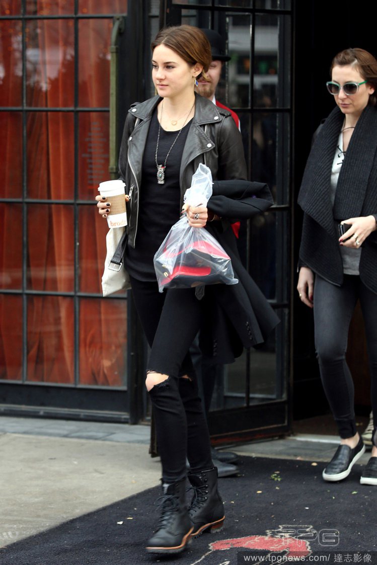 雪琳伍德莉日前踏出紐約的旅館時，大剌剌地拿塑膠袋裝Christian Louboutin 紅底鞋。圖／達志影像