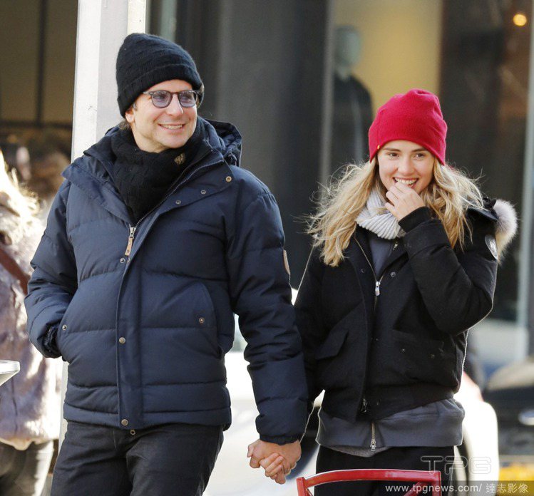 2014年年底，布萊德利庫柏和Suki Waterhouse在紐約共進早餐後甜蜜步出餐廳。圖／達志影像