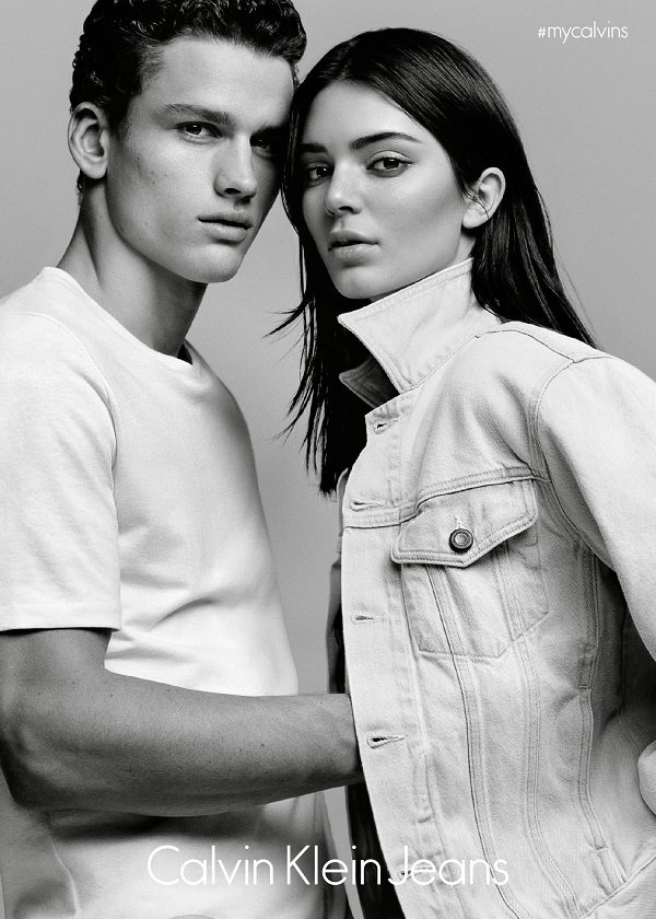 Calvin Klein廣告話題不斷，繼小賈斯汀半裸賣騷入鏡後，4月中旬搶先在美國上市的#mycalvins Denim系列，廣告代言人由名模Kendall Jenner接棒登場。圖／CK提供