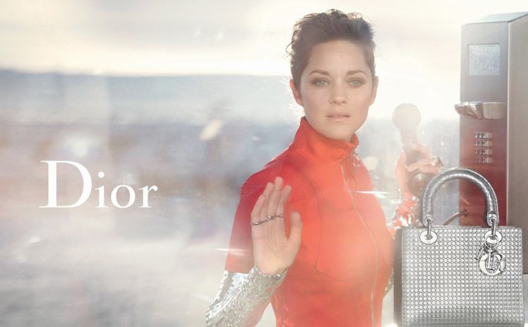 瑪莉詠柯蒂亞最新的 Lady Dior 包款廣告也在日前曝光，配合包款與新裝的都會摩登味，展現與前幾季柔美女人氛圍完全不同的風格，更顯時尚也更有戲味。圖／擷自justjared