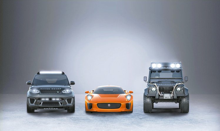 Jaguar Lande Rover集團派出旗下Range Rover Sport SVRs(左起)、Jaguar C-X75s和 Defender Big Foots加入最新一集的007電影中。圖／Jaguar Land Rover提供