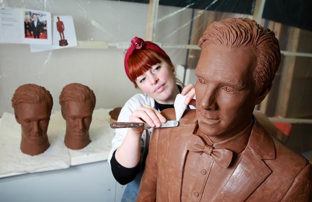 英國有人製作一尊真人大小的「班奈迪克巧克力」。圖／擷自radiotimes.co...