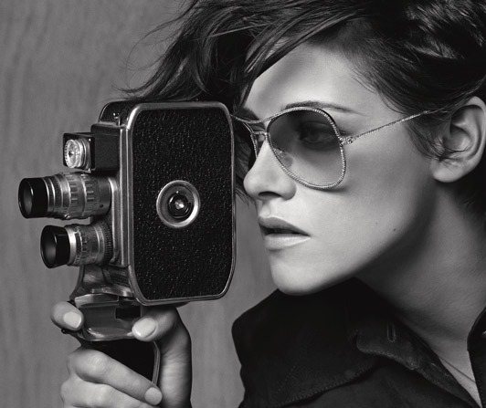 克莉絲汀史都華日前拍攝 CHANEL 廣告時化身「帥氣攝影師」。圖／擷自telegraph