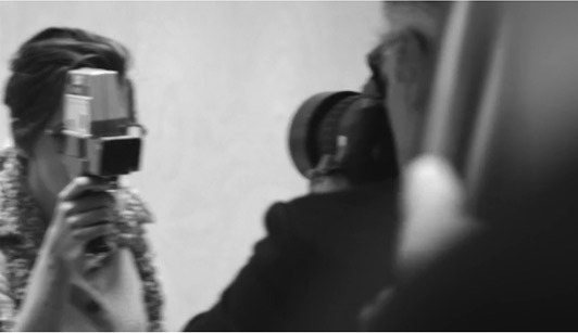 克莉絲汀史都華與卡爾拉格斐在拍攝空檔拿起相機俏皮互拍。圖／擷自telegraph