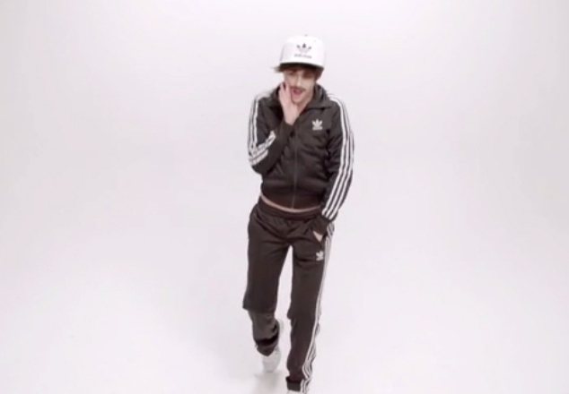 克莉絲汀史都華去年在 Jenny Lewis MV 中女扮男裝，假扮小痞子。圖／擷自teamcoco.com