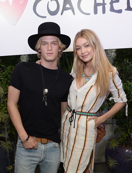 澳洲知名流行音樂歌手Cody Simpson及美國知名模特兒Gigi Hadid受邀參加H&M Coachella慶祝活動)。圖／COACH提供