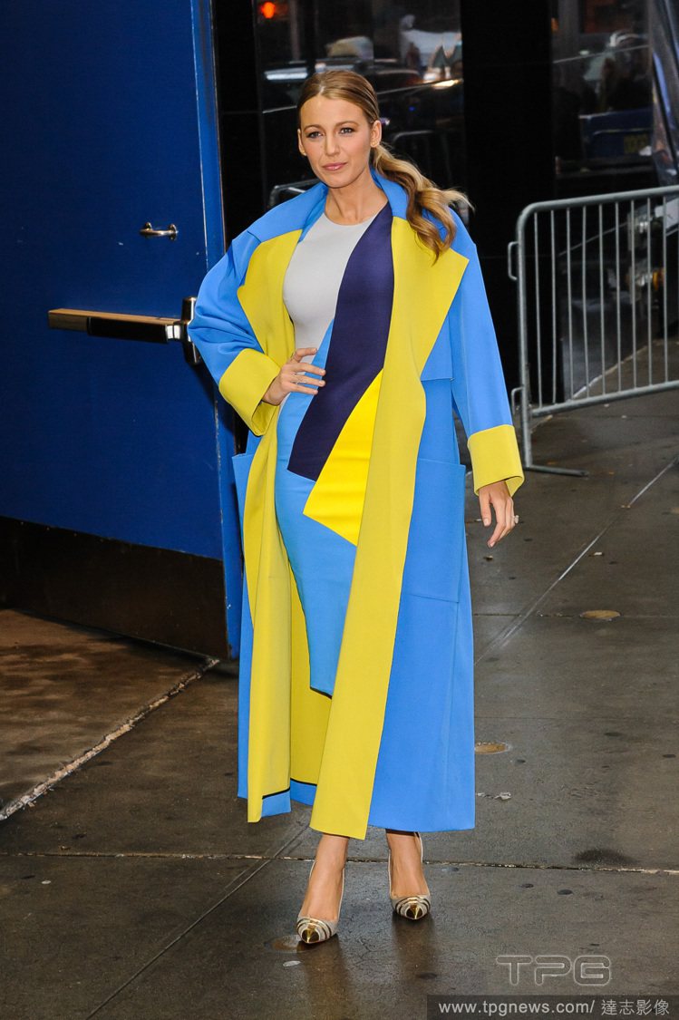 Roksanda Ilincic 的黃藍幾何線條洋裝與大衣現身，配上 Christian Louboutin 條紋雙色高跟鞋，看似過於花俏的組合卻呈現出亮麗摩登的樣貌，簡單的低馬尾也非常時髦有型。圖／達志影像