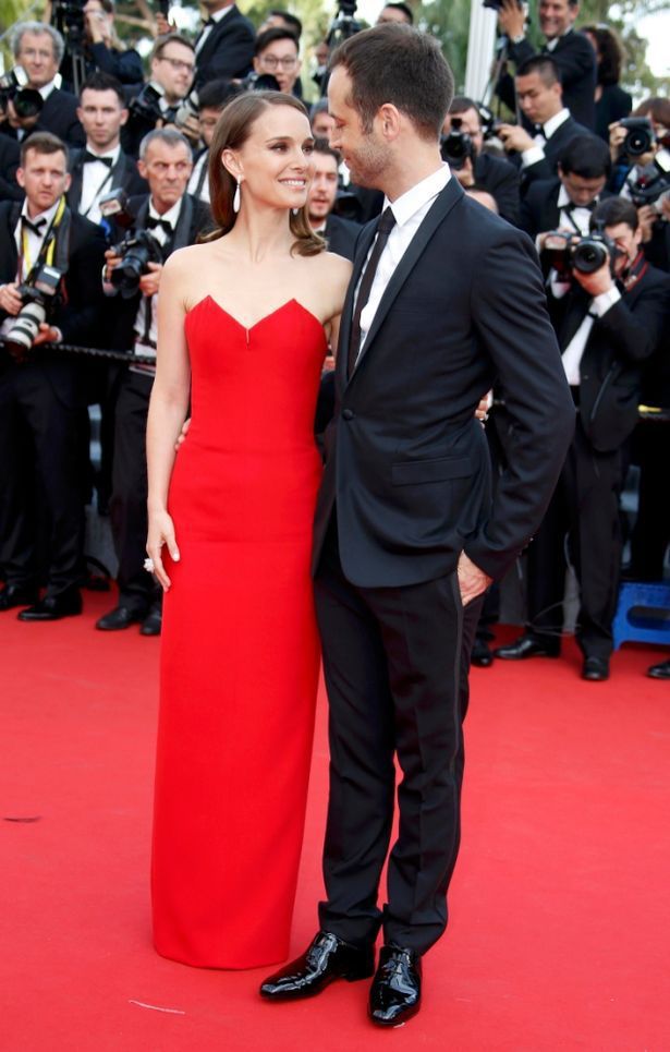 娜塔莉波曼身穿紅色 Christian Dior 禮服，與老公 Benjamin Millepied 深情凝望。圖／擷自mirror.co.uk