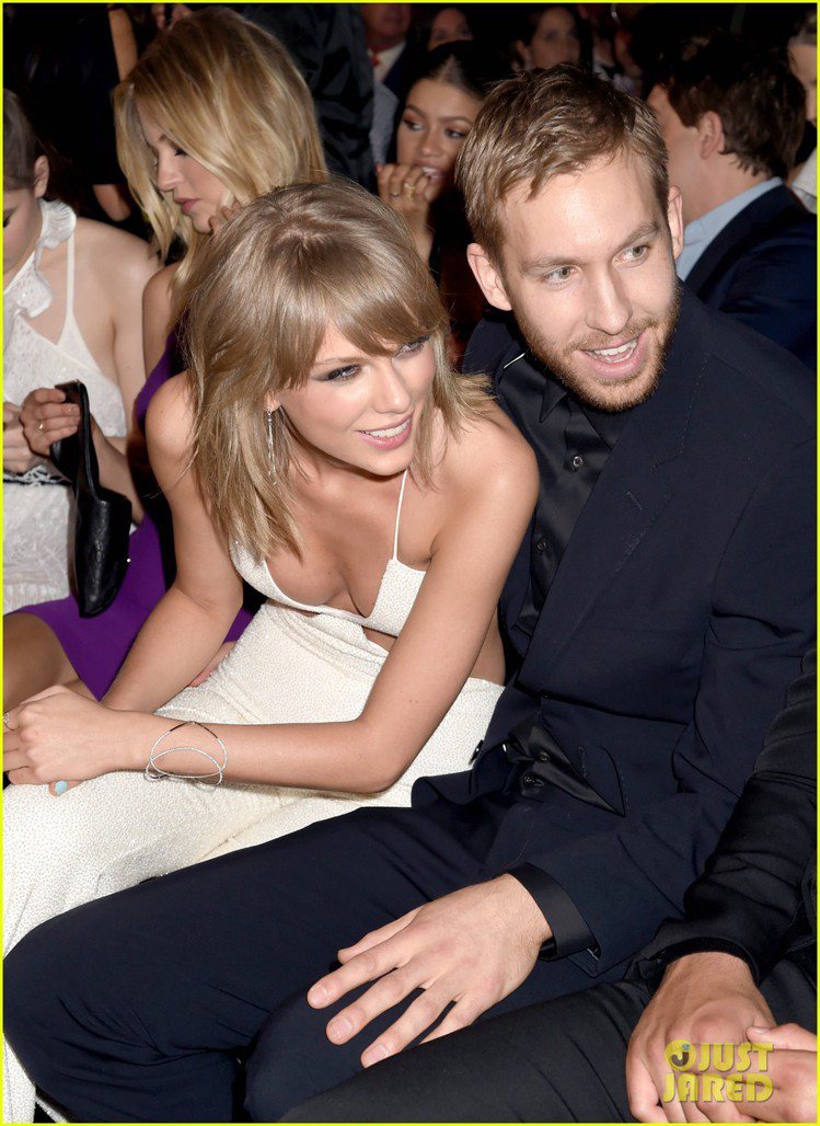 泰勒絲日前出席 2015告示牌音樂獎（Billboard Music Awards），和男友凱文哈里斯（Calvin Harris）互動親密。圖／擷自justjared.com