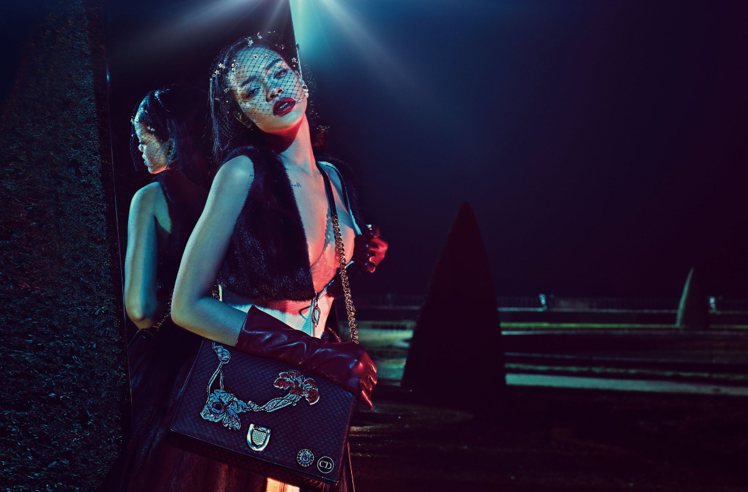 蕾哈娜以其神秘和強烈的風格，於最新廣告中演繹Dior早秋系列。圖／Dior提供